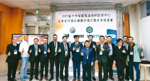 台中高工校长黄尚煜（左六起）、台中市政府教育局局长蒋伟民与与会贵宾合影。 黄奇钟／摄影