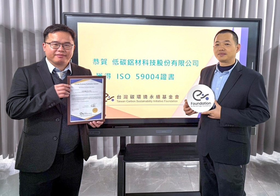 低碳鋁材在總經理丁純乾(左)帶領下，日前通過ISO-59004 （循環經濟管理系統）認證，更為鋁產業首張ISO 59004證書。 李崇淦/攝影