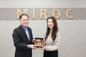 金属中心董事长刘嘉茹(右)与台湾机械工业同业公会理事长庄大立互赠礼品。 金属中心／提供