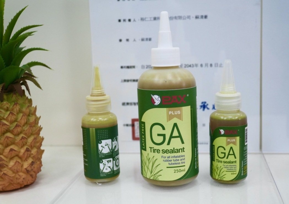 裕仁工業推出「鳳梨纖維補胎液」，榮獲「台灣精品獎」肯定。 林志祥/攝影