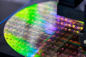 研调机构集邦科技（TrendForce）13日发布最新报告指出，台积电、三星降低8寸晶圆代工产能，导致2026年全球8寸晶圆代工总产能将年减2.4%。 欧新社