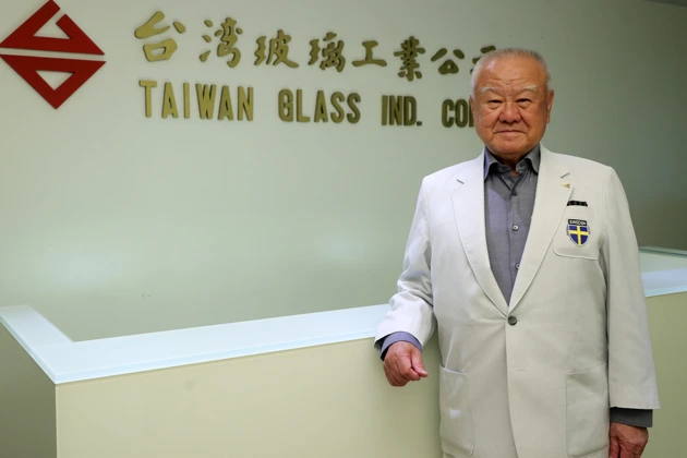The Chairman of Taiwan Glass Industrial Corporation, Po-Feng Lin, reporter Ji-Song Zheng, photographed by Ji-Song Zheng.