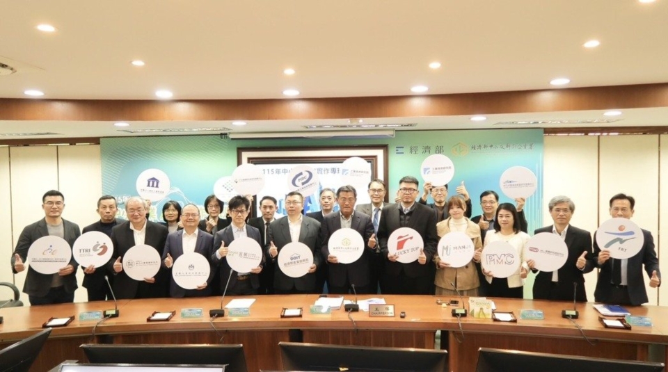 經濟部中企署與技術司及13家技術法人代表於「中小企業AI實作專班」啟動記者會合影。 李炎奇/攝影