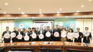 经济部中企署与技术司及13家技术法人代表于「中小企业AI实作专班」启动记者会合影。 李炎奇/摄影