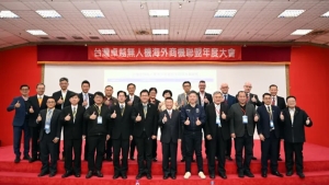 「無人機聯盟」首次會員大會，會員突破260家，漢翔董事長曹進平（前中立者，左六）領軍，目標今年協助會員取得美方認證。業者／提供