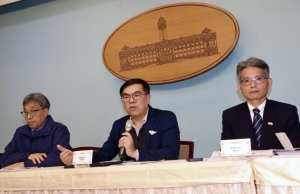 「國家氣候變遷對策委員會」昨天召開第六次會議，由環境部長彭啓明在會中報告前次列管事項辦理情形。會後，環境部長彭啟明（中）、農業部長陳駿季（右）、內政部次長董建宏（左）等一同舉行會後記者會。記者黃義書／攝影