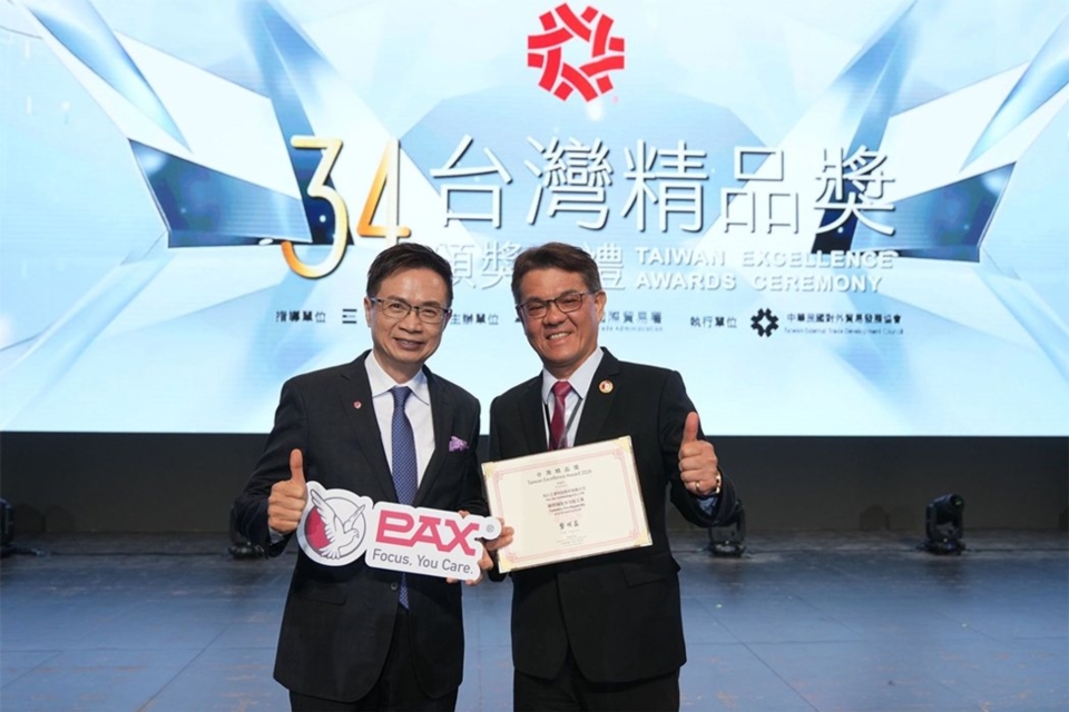 裕仁工業台灣精品獎,總經理蘇清豪(右)手持證書與外貿協會董事長黃志芳(左)現場合影。 經濟日報/提供 裕仁工業台灣精品獎,總經理蘇清豪(右)手持證書與外貿協會董事長黃志芳(左)現場合影。 經濟日報/提供