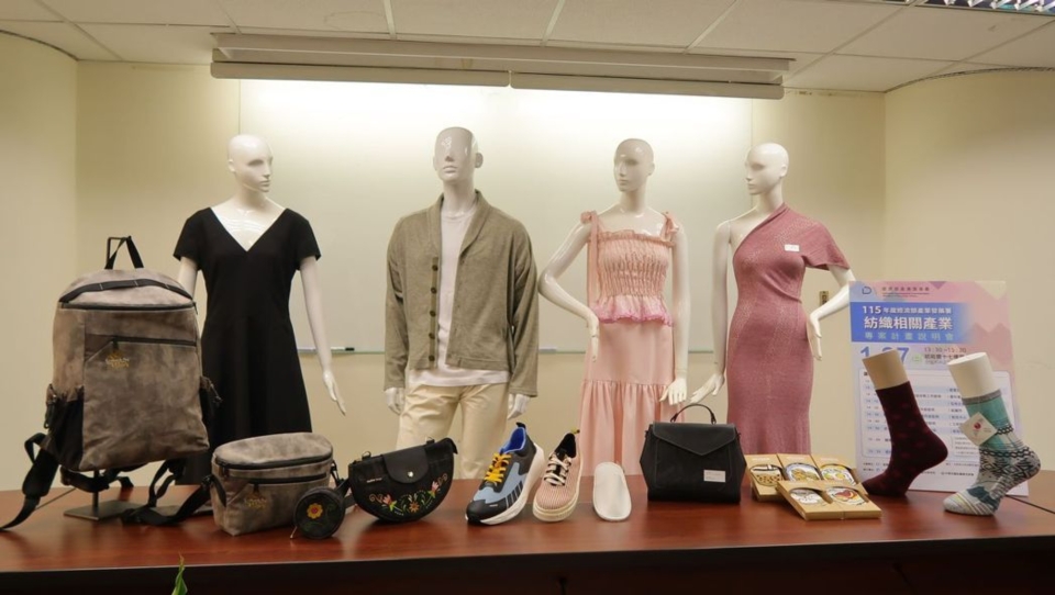 115年度紡織相關產業專案計畫說明會現場同步展示四大法人去年輔導成果。 李炎奇/攝影