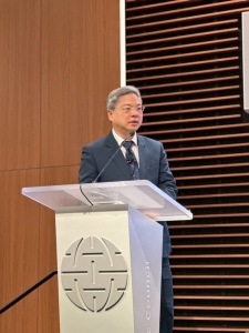 龚明鑫在华府智库演讲，表示未来最重要的「AI爆发性成长」及「打造非红供应链」等两大议题，台湾都将是不可或缺的重要角色。图／经济部提供