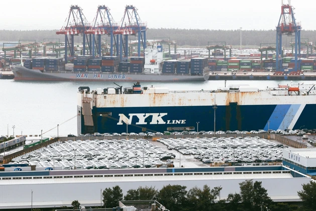 1月進口車銷售在關稅遲遲未明之下,較去年同期衰退12.2%,圖為台北港停滿進口車的場景。聯合報系資料照 1月進口車銷售在關稅遲遲未明之下,較去年同期衰退12.2%,圖為台北港停滿進口車的場景。聯合報系資料照