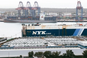 1月进口车销售在关税迟迟未明之下，较去年同期衰退12.2%，图为台北港停满进口车的场景。联合报系资料照