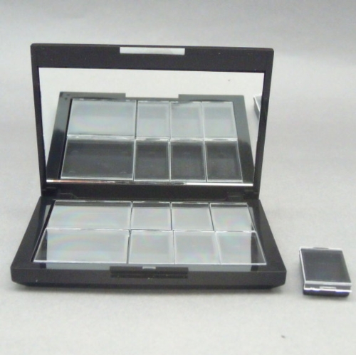 Eyeshadow container with magnet