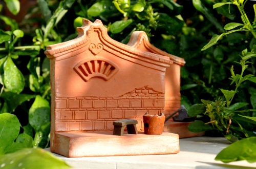 Sidewall-brick business-card caddy