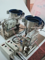 Vibrating material feeder Vibrating material feeder