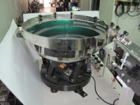 Vibrating screw feeder with patented base Vibrating screw feeder with patented base