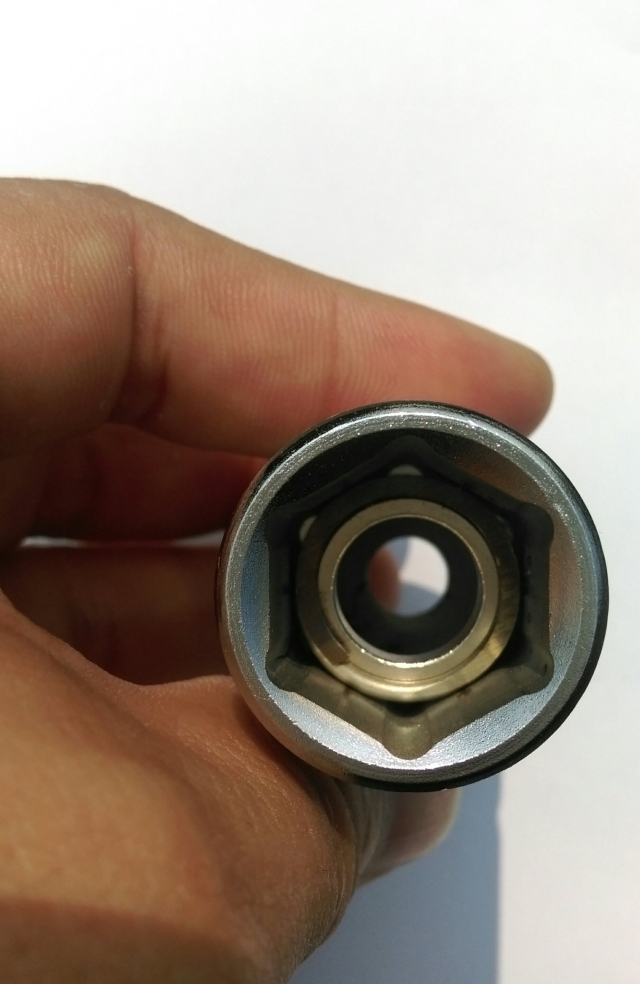 MAGNET SOCKET FOR SPARK PLUG WITH SPECIAL SPRING DESIGN