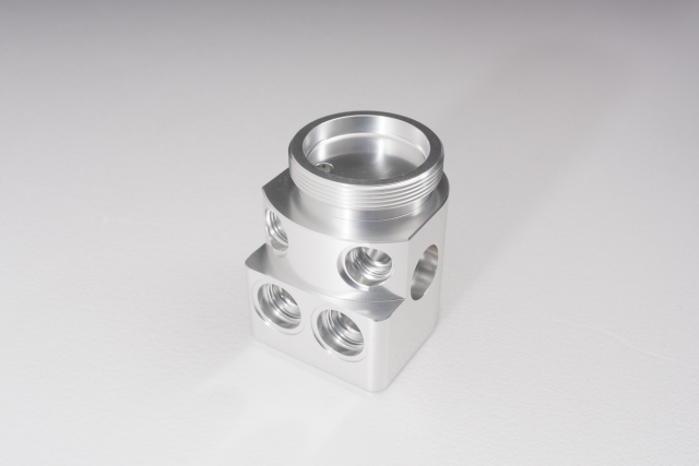 汽车、机车零件 