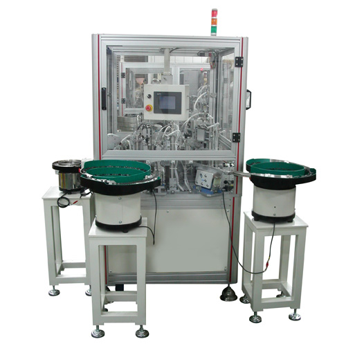 Automatic assembly machine with robotic arm