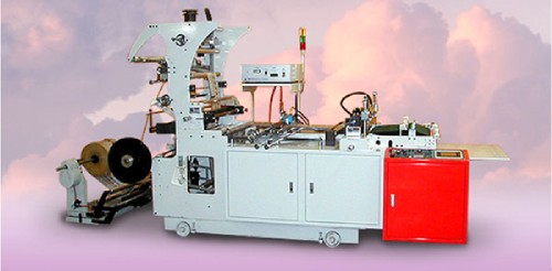 HIGH-SPEED AUTOMATIC TRIMMING, SIDE SELAING AND CUTTING MACHINE